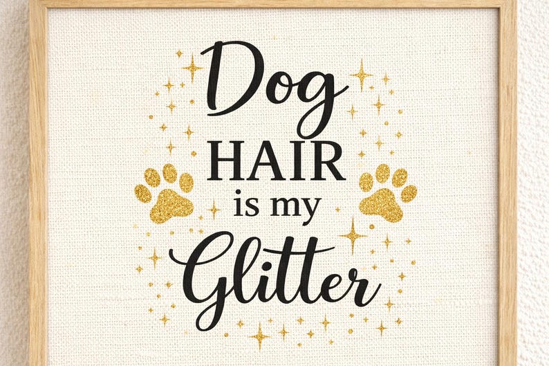 Puede incluir: Un letrero cuadrado enmarcado con un fondo texturizado de color beige claro. El texto "Dog HAIR is my GLITTER" aparece en letras negras. Dos huellas de pata con purpurina dorada se sit&uacute;an a ambos lados del texto, rodeadas de estrellas doradas.