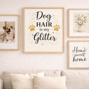 Puede incluir: Una pared de galer&iacute;a con cuatro l&aacute;minas enmarcadas. Una l&aacute;mina muestra un perro, otra un ramo de margaritas, una dice "Home sweet home" con corazones dorados y la l&aacute;mina central presenta el texto "Dog HAIR is my Glitter" con huellas de perro doradas y estrellas.
