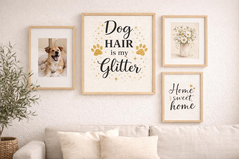 Puede incluir: Una pared de galer&iacute;a con cuatro l&aacute;minas enmarcadas. Una l&aacute;mina muestra un perro, otra un ramo de margaritas, una dice "Home sweet home" con corazones dorados y la l&aacute;mina central presenta el texto "Dog HAIR is my Glitter" con huellas de perro doradas y estrellas.