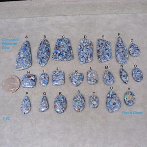 Könnte beinhalten: Eine Sammlung von zusammengesetzten äthiopischen Opal-Edelsteinen in verschiedenen Formen, darunter Tropfen, Oval und Rechteck. Die Opale weisen ein Mosaik aus blauen, weißen und orangen Farbtönen auf. Der Text "Pedra Gems" und die Zahlen 1-22 sind sichtbar.