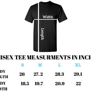 以下が含まれることがあります： ユニセックスTシャツのサイズチャートで、体の長さ、幅の寸法がインチで表示されています。サイズはS、M、L、XLです。