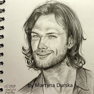 Może przedstawiać: Czarno-biały rysunek ołówkiem mężczyzny z długimi włosami i brodą. Uśmiecha się i patrzy na widza. Rysunek jest podpisany "by Martyna Durska" i datowany "19.1.2017".