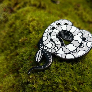 Spilla smaltata a forma di serpente - Spilla arcobaleno brasiliano Boa, spilla in metallo arcobaleno, spilla rettile