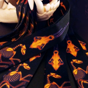 Wolf Skull & Bones Schlüsselband ""Jelly Skellies"" - Halloween Accessoires, Geier Kultur, Eckzahn, spukhaft gruselig, spoopy."