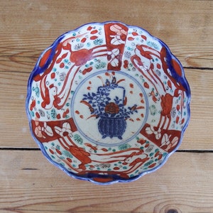 Antique Arita Imari Scalloped Bowl: Japanese Porcelain, Edo/Meiji Period