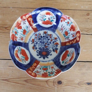 Antique Arita Imari Scalloped Bowl: Japanese Porcelain, Edo/Meiji Period