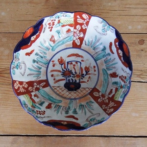 Antique Arita Scalloped Bowl: Japanese Imari Porcelain, Edo/Meiji Period
