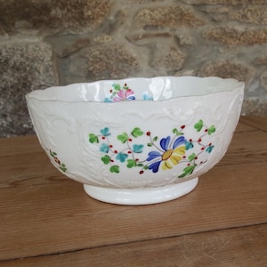 Antike Creme Schüssel Relief Geformt mit Handgemalter Blumendekoration Etwa 19.Jh