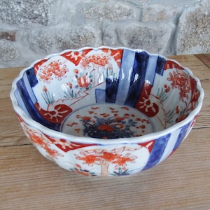 Antique Arita Imari Scalloped Bowl: Japanese Porcelain, Edo/Meiji Period