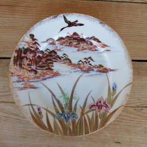Assiette en porcelaine japonaise vintage peinte à la main, paysage doré, pagode, oiseaux, fleurs et roseaux