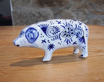 Rara figura de cerdo de loza de Desvres del siglo XIX: cerámica de Delft azul y blanca