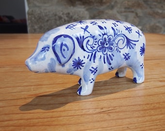 Rara figura de cerdo de loza de Desvres del siglo XIX: cerámica azul estilo Delft