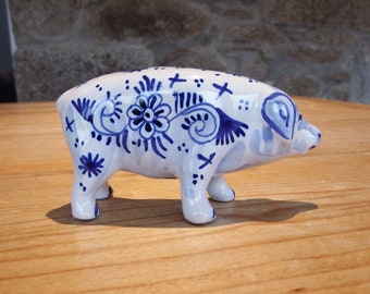 Rara figura de cerdo de loza de Desvres del siglo XIX: cerámica azul de Delft