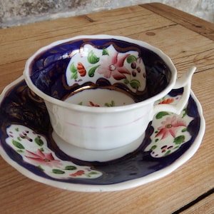 19th Century Englisch Blumengemalte Kobaltblau & Vergoldete Kabinetttasse und Untertasse