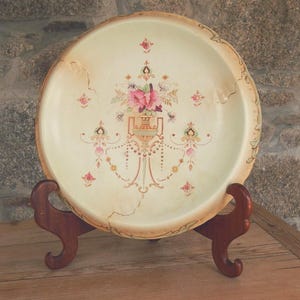 Antikviteter och vintage: Antik Crown Devon Dora-mönster brödfat - Elfenbensblush ca 1910