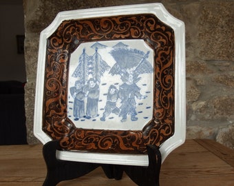 Plato de porcelana azul y blanca Qianlong: Guerreros en el paisaje