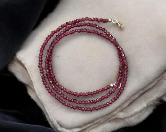 Collar de cuentas de granate rodolita hecho a mano con cierre de plata de ley.