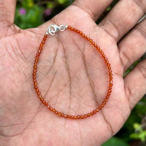 Handgjort karneolarmband, 2 mm fasetterade pärlor, spänne i sterlingsilver