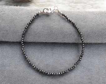 Pulsera minimalista de hematita con cuentas facetadas de 2 mm, plata de ley 925, delicada joyería de piedras preciosas naturales, pulsera apilable para uso diario.