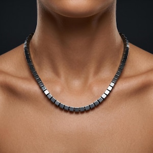 Halsband med naturligt hematitkub • 6 mm släta pärlor • Lås i sterlingsilver • Geometrisk choker