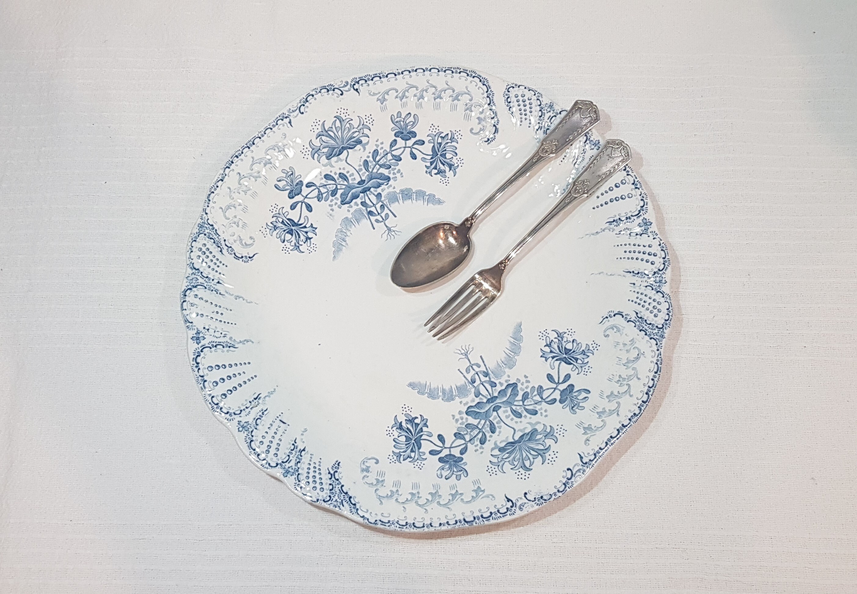 Grand Plat Rond en Faïence de St Amand et Hamage Modèle Régence, Terre Fer - Antique French Vintage 