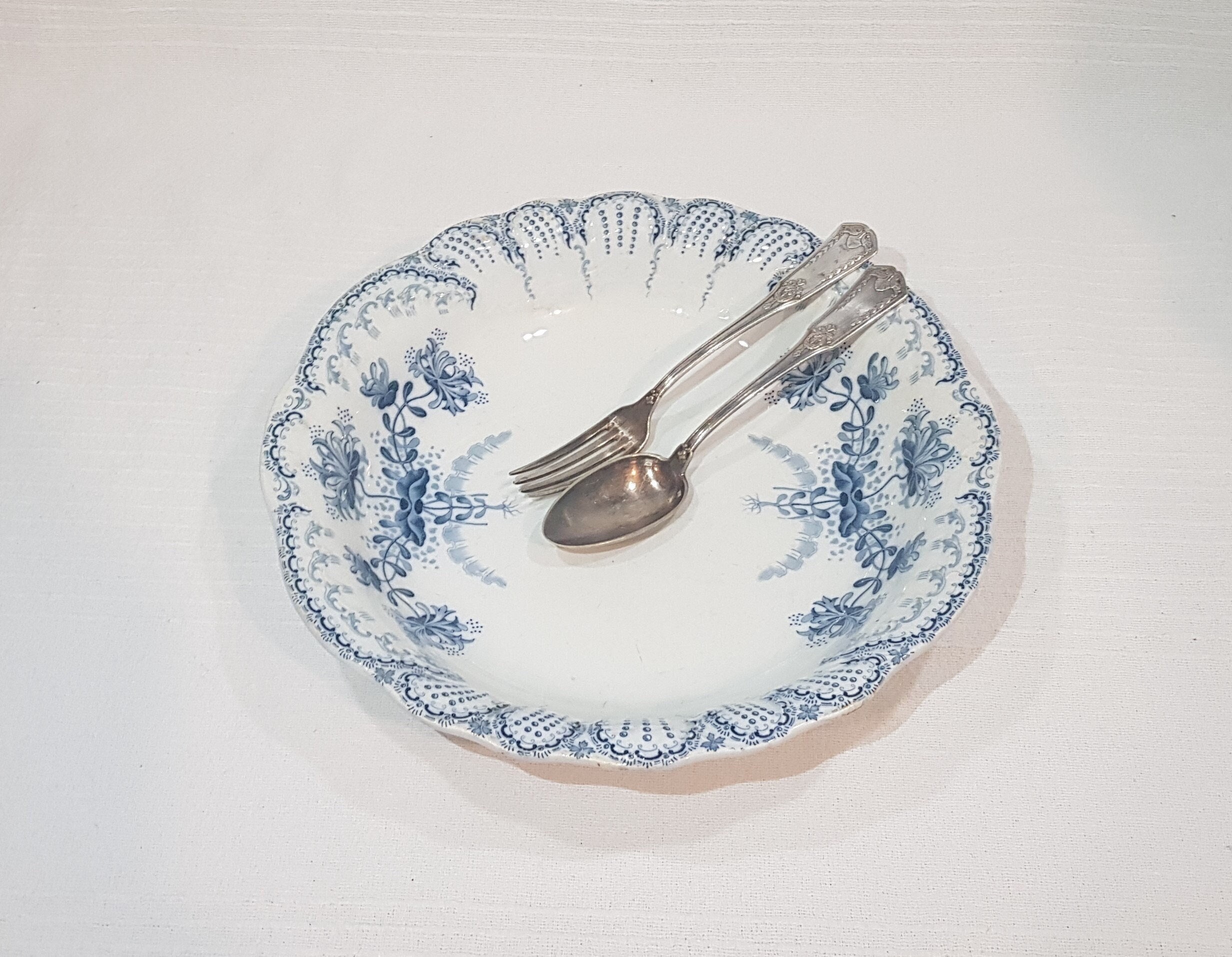 Grand Plat Creux en Faïence de St Amand et Hamage Modèle Régence, Terre Fer - Antique French Vintage