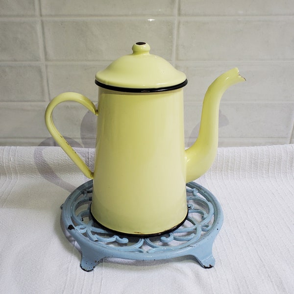 Cafetière en métal émaillé jaune - Antique French Vintage - Cottage chic, Campagne chic, Shabby chic, Kitchen design, Tôle