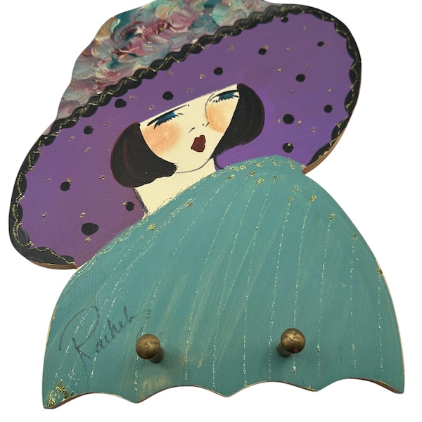 Llavero vintage con placa pintada a mano con una mujer con sombrero. Dos clavijas para llaves, bufanda y bolso. Mujer con sombrero morado. Firmado por la artista Rachela