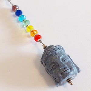Achteruitkijkspiegelhanger "Grijze Boeddha met Chakra", autodecoratie, geluksbrenger