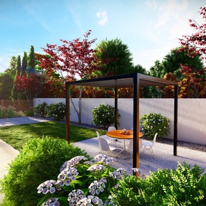 Könnte beinhalten: Eine Garten Terrasse mit einer schwarzen Metall Pergola, einem Holztisch und Stühlen und einer weißen Wand im Hintergrund. Grüne Büsche und Bäume umgeben die Terrasse.