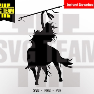Puede incluir: Silueta negra de un nativo americano montando un caballo y sosteniendo una lanza. El caballo se levanta sobre sus patas traseras. La imagen es un gráfico vectorial.