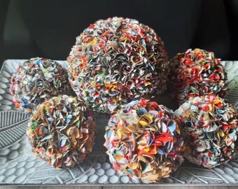 Handgemachte mehrfarbige Papierkugeln - Upcycled Magazinkugeln für Vasen- oder Tablettdekore