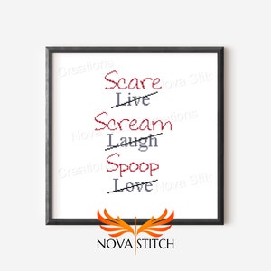 Op de afbeelding: Een zwart ingelijst print met een witte achtergrond en rode tekst die "scare live scream laugh spoop love" luidt, met lijnen door "live", "scream" en "love" getrokken. De tekst is in een handschriftlijk lettertype. De print heeft een zwarte lijst en een witte passe-partout.