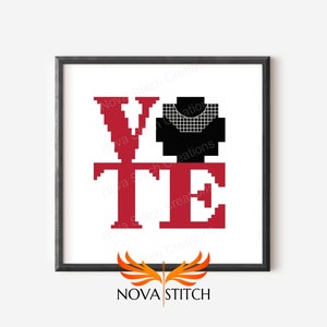 以下が含まれることがあります： 赤いピクセル化された文字で「VOTE」という言葉が書かれた額入りのアートワーク。「O」は白黒のグラフィックに置き換えられています。アートワークは黒いフレームに入っており、白い背景に配置されています。