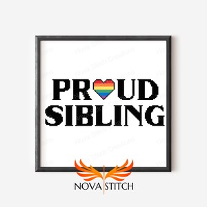 Pode incluir: Um design de pixel art preto e branco com o texto "PROUD SIBLING" e um coração arco-íris no meio da palavra "PROUD".