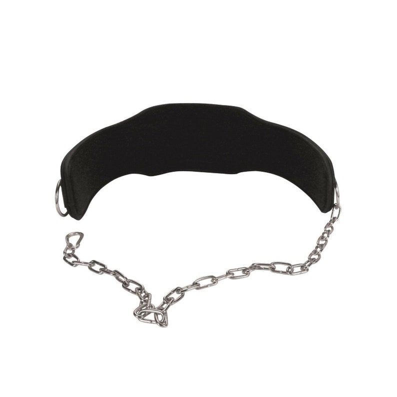 Puede incluir: Cintur&oacute;n de levantamiento de pesas negro con una cadena adjunta. El cintur&oacute;n est&aacute; hecho de un material grueso y acolchado y tiene una hebilla de metal.