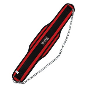 Puede incluir: Cintur&oacute;n de levantamiento de pesas rojo y negro con una cadena adjunta. El cintur&oacute;n tiene el texto "EXTREME" impreso en &eacute;l.