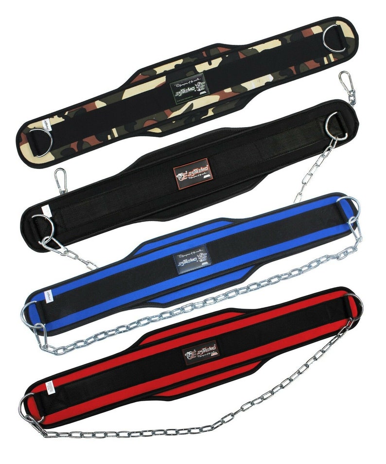 Puede incluir: Cuatro cinturones de levantamiento de pesas con cadenas. Los cinturones son negros con rayas de diferentes colores: camuflaje, negro, azul y rojo. Los cinturones tienen el texto "Powertek" en ellos.