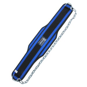 Puede incluir: Cintur&oacute;n de levantamiento de pesas azul y negro con una cadena adjunta. El cintur&oacute;n tiene el texto "Extreme" y un logotipo.