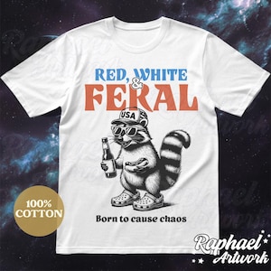 Peut inclure: T-shirt blanc avec un raton laveur rouge, blanc et bleu portant un chapeau "USA" et tenant une bi&egrave;re. Le texte "RED, WHITE & FERAL" est au-dessus du raton laveur et le texte "Born to cause chaos" est en dessous du raton laveur.
