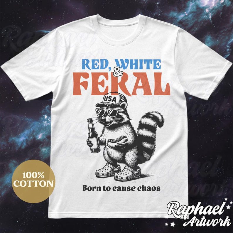 Peut inclure: T-shirt blanc avec un raton laveur rouge, blanc et bleu portant un chapeau "USA" et tenant une bi&egrave;re. Le texte "RED, WHITE & FERAL" est au-dessus du raton laveur et le texte "Born to cause chaos" est en dessous du raton laveur.