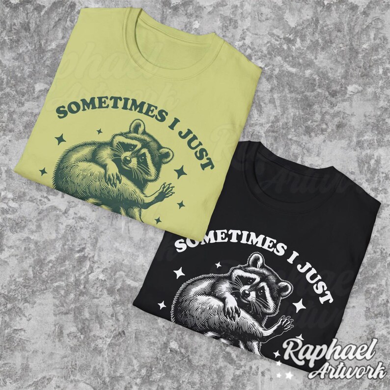 Pode incluir: Duas camisetas com um gr&aacute;fico de um guaxinim e o texto "Sometimes I just..." impresso nelas. As camisetas s&atilde;o de cor preta e verde claro.
