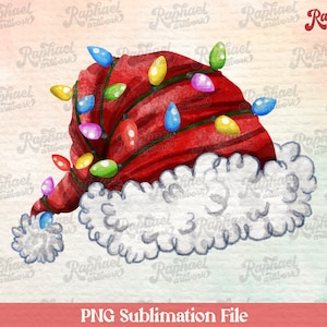 Könnte beinhalten: Eine Aquarellillustration eines Weihnachtsmützenhuts, der mit bunten Weihnachtslichtern verziert ist. Der rote Hut hat einen weißen, flauschigen Besatz und ist mit "PNG Sublimation File" beschriftet. Das Kunstwerk ist signiert "Raphael artwork".