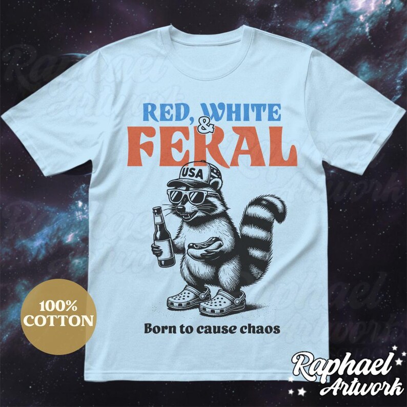 Peut inclure: Un t-shirt bleu clair avec un graphique d'un raton laveur portant une casquette de baseball "USA" rouge, blanche et bleue, des lunettes de soleil et tenant une bouteille de bi&egrave;re et un hot-dog. Le texte "RED, WHITE & FERAL" est au-dessus du raton laveur et le texte "Born to cause chaos" est en dessous du raton laveur.