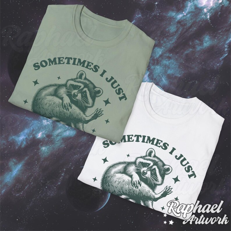 Pode incluir: Duas camisetas com um gr&aacute;fico de guaxinim verde e o texto "Sometimes I just" impresso nelas. As camisetas s&atilde;o de cores diferentes, uma &eacute; verde e a outra &eacute; branca.