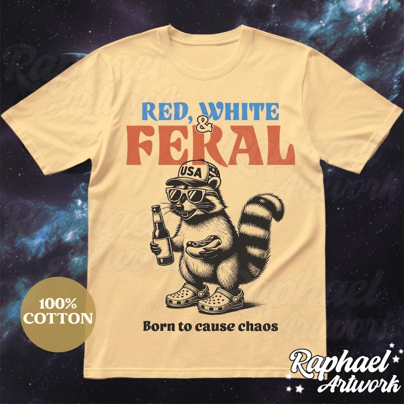 Peut inclure: Un t-shirt beige avec un raton laveur portant un chapeau USA rouge, blanc et bleu et des lunettes de soleil. Le raton laveur tient un hot-dog et une bouteille de bi&egrave;re. Le texte sur le t-shirt dit "Red, White & Feral" et "Born to cause chaos".