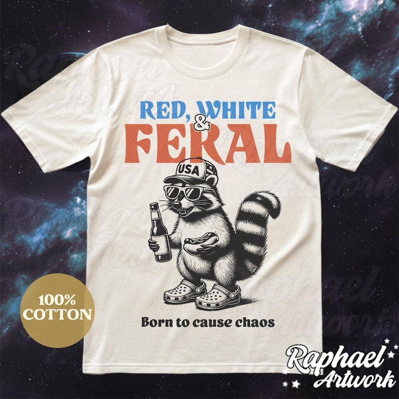 Peut inclure: Un t-shirt blanc avec un graphique rouge, blanc et bleu d'un raton laveur portant un chapeau USA et des lunettes de soleil, tenant une bi&egrave;re et un hot-dog. Le texte "RED, WHITE & FERAL" est au-dessus du raton laveur et "Born to cause chaos" est en dessous du raton laveur.