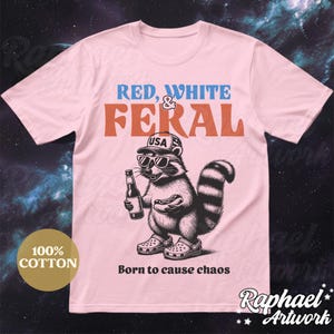 Peut inclure: T-shirt rose avec un raton laveur portant un chapeau "USA" et tenant une bi&egrave;re. Le t-shirt dit "Red, White & Feral" et "Born to cause chaos".