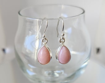 Naturliga rosa opalhängen i sterlingsilver med droppformade örhängen