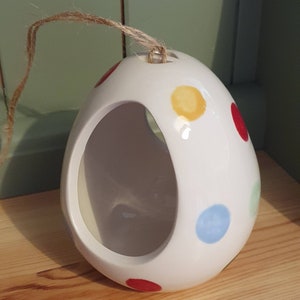 Comedero para pájaros de cerámica con lunares - Decoración de jardín pintada a mano